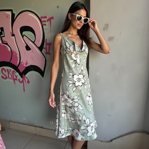 เดรสผ้าซาตินแขนกุดสุดชิคสำหรับผู้หญิงเดรสลายดอกไม้สีขาวพิมพ์ลายดอกไม้มิ้นท์เบา - Product Image 6