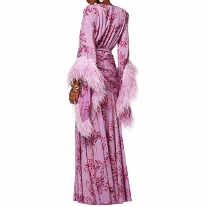 Vestido largo floral con adornos de plumas |   Elegante Vestido de Noche Largo con Abertura Alta y Mangas Largas |   Vestido de Fiesta Sofisticado con Apliques Florales en 3D - Product Image 2