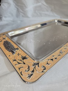Plateau de service rectangulaire de luxe en acier inoxydable, décoratif et gravé, avec bordure dorée motif paon - Product Image 2