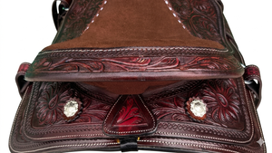 Silla de montar western de cuero para caballo con faja delantera, cabezada y pechera, montada en armazón de fibra de vidrio. Disponible en tallas 15, 16 y 17. - Product Image 4