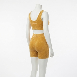 Conjunto de Yoga para Mujer en Amarillo Mostaza con Efecto Desgastado, Bra Deportivo y Shorts de Cintura Alta, Ropa Deportiva para Gimnasio y Entrenamiento - Product Image 2