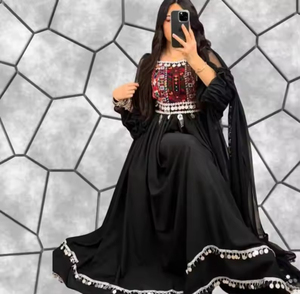 Vestido de noche afgano negro, estilo Kuchi minimalista, manga transparente, Poshak con adornos de monedas, silueta afgana moderna. - Product Image 2