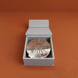Quemador de incienso Bakhoor de madera con tapa metálica plateada con diseño de rayos de sol en una caja de cuero gris, perfecto para presentar fragancias para el hogar. - Product Image 3