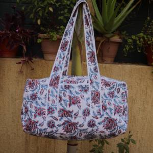 กระเป๋าเดินทางสุดสัปดาห์ผ้าฝ้ายเย็บมือลายดอกไม้: กระเป๋าเดินทางแบบดัฟเฟิลพิมพ์ลายบล็อกดอกไม้ กระเป๋าเดินทางสุดสัปดาห์ทำมือ กระเป๋าค้างคืนสำหรับเพื่อนเจ้าบ่าว - Product Image 4