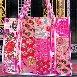 Bolso Tote Grande Reversible de Algodón Acolchado Estampado a Mano en Naranja y Rosa, Bolsos de Hombro Hechos a Mano para Viaje - Product Image 4