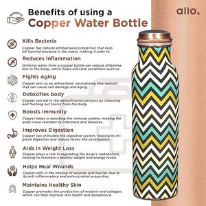 Bouteille d'eau en cuivre moderne multicolores à motif zigzag, bouteille en cuivre isolée - Product Image 4