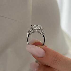 Énorme bague à trois pierres en diamant ovale de 6 carats, cultivé en laboratoire, E VVS2, en or blanc 18 carats, double halo caché, bague de fiançailles, certifiée IGI - Product Image 3