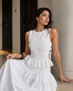 Ensemble deux pièces de qualité supérieure pour les vacances - Blouse blanche élégante à smocks avec jupe longue décontractée moderne - 100% coton - Product Image 1