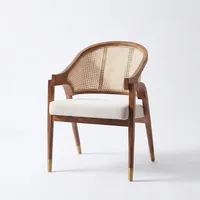 Fauteuil moderne en bois clair avec dossier en rotin, assise rembourrée, dossier incurvé et pieds élégants pour salle à manger, café, salon