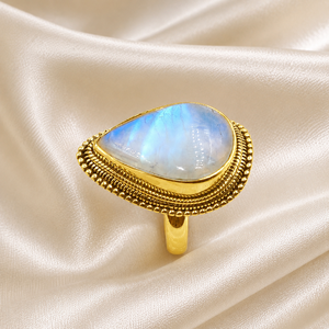Anillo Boho Unisex con Piedra Lunar Arcoíris Natural en Engaste de Bisel, Hecho a Mano en Plata de Ley 925 con Baño de Oro Rosa - Product Image 3
