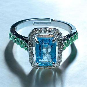 Anillo de cóctel con topacio de corte esmeralda, halo de diamantes pavé y banda de piedras preciosas verdes en plata 925 para mujer, joyería de lujo para compromiso. - Product Image 5