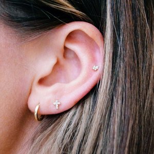 Pendiente de Oro Sólido de 14k con Cruz Pequeña y Diamantes, Venta al por Mayor Directa de Fábrica, Labret con Rosca Interna y Parte Trasera Plana - Product Image 4