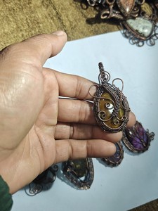 Pendentif artisanal en pierre naturelle enroulé de fil de cuivre, collier bohème tribal, bijoux rustiques, pendentif en pierre précieuse, cadeau - Product Image 2