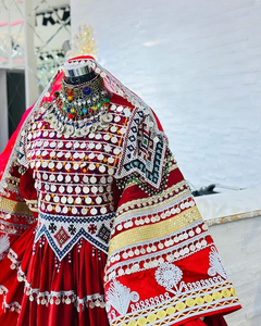Nuevo diseño exclusivo de vestido afgano hecho a mano para mujeres, hecho en Pakistán, estilo vintage, largo hasta el suelo, para fiestas y bodas. - Product Image 2