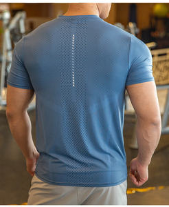 Camiseta Deportiva de Manga Corta para Hombre, Color Gris Oscuro, de Secado Rápido, Cuello Redondo, Corte Ajustado, 100% Poliéster, Logotipo con Transferencia Térmica en la Parte Delantera - Product Image 3