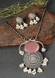 Conjunto de Joyería Vintage de Latón Oxidado con Piedra Rosa y Plata, con Pendientes y Collar con Colgante Tribal Antiguo - Regalo de Boda o Compromiso - Product Image 3
