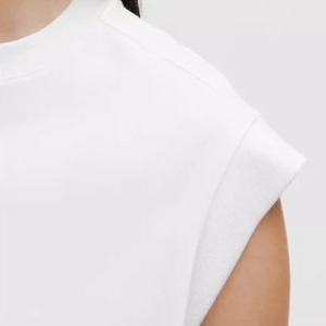 Camiseta sin mangas de cuello redondo blanca para mujer, minimalista, de punto, color liso, longitud regular, 100% algodón - Product Image 6