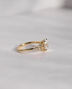 แหวนหมั้นเพชรโมอิสซาไนต์ทรงรี 2 กะรัต ประดับแบบคลัสเตอร์ เงินแท้ 925 ชุบโรเดียม ตัวเรือนแบบหนามเตย ดีไซน์เรขาคณิตเรียบง่าย - Product Image 5