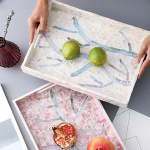 Bandeja rectangular de nácar rosa pastel con motivo de ramas y mosaico, con asas integradas para un estilo de vida moderno. - Product Image 3