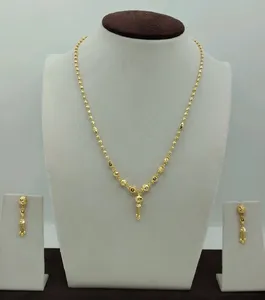 Magnifique ensemble collier et boucles d'oreilles plaqué or 22 carats avec pendentif à trois niveaux texturé en perles d'or pour femme - Product Image 1