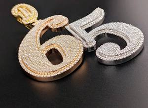 Colgante de Plata 925 con Moissanita VVS que pasa la prueba del diamante, con diseño de número arábigo 65 y letra, engastado con circonitas, certificado IGI y engaste de garra - Product Image 3