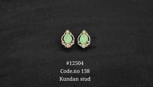 Boucles d'oreilles clous Kundan 12504, pierre doublette plaquée or, coupe poire rouge, bijoux de mode au design classique pour femme, idéales pour les soirées - Product Image 2