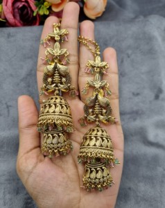 Boucles d'oreilles Jhumka en cristal perlé à double dôme avec chaînes de cheveux intégrées, idéales pour les mariages et les occasions festives – Vente en gros - Product Image 5
