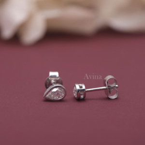 Pendientes de Diamantes Cultivados en Laboratorio con Certificación IGI, Corte Pera, Biselados, en Oro Blanco/Amarillo y Rosa de 18K, con Cierre de Rosca - Product Image 3