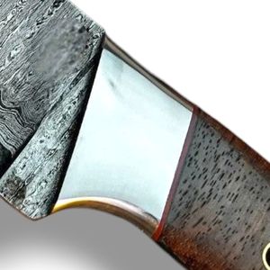 Couteaux de chasse élégants à lame fixe en acier Damas avec tranchant en acier à motifs et manche en bois lisse pour le camping et le bushcraft - Product Image 5