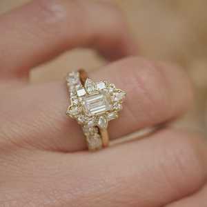 แหวนหมั้นสไตล์อาร์ตเดโควินเทจ มรกต เพชรแล็บ ทองคำแท้ 14k 18k ดีไซน์พิเศษ หลายเหลี่ยมเจียระไน 1.8 มม. ประดับแบบฮาโล แหวนหรูหราสำหรับวันครบรอบ - Product Image 4