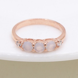 Ensemble de bijoux en argent 925 plaqué or rose avec chalcédoine naturelle cabochon à 3 pierres, comprenant bague, pendentif et boucles d'oreilles - Memoria Jewels - Product Image 4