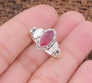 แหวนเงินแท้ประดับทับทิมธรรมชาติทรงกรอบแบบ Bezel สำหรับงานหมั้นและงานแต่งงาน เครื่องประดับดีไซน์หรูหราสไตล์วินเทจ - Product Image 3