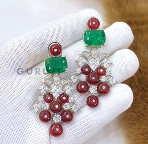 Magnifiques boucles d'oreilles pendantes en laiton plaqué argent de qualité supérieure avec pierres en zircon pour femmes, idéales pour les soirées et les occasions spéciales, collection tendance et élégante. - Product Image 3