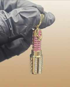 Colgante de Labial Iced Out, Colgante de Hip Hop Inspirado en el Maquillaje, Rubí Rosa, Joyería Hip Hop Personalizada, Colgante de Plata Bicolor 925 - Product Image 1