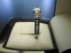 Bague de fiançailles en moissanite à trois pierres, argent sterling 925 plaqué or blanc, couleur D, VVS1, pierre centrale 1 carat, total 2 carats - Product Image 3