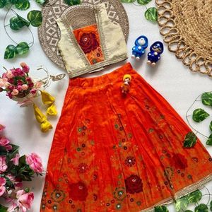 Lehenga de viscosa de seda premium con encaje bordado en el borde y blusa bordada con tela brillante, ropa de diseñador para bodas infantiles - Product Image 5
