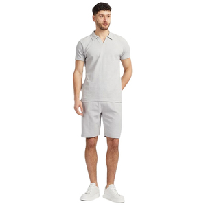 Ensemble de détente deux pièces pour homme personnalisé, vert olive, t-shirt et short avec poche et détails contrastés élégants, ensemble décontracté pour homme - Product Image 1