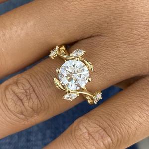 Anillo Solitario de Diamante Redondo con Corte Brillante y Diamantes Laterales Marquise, Oro Amarillo de 14K, Anillo de Compromiso con Diseño de Hoja Inspirado en la Naturaleza - Product Image 1