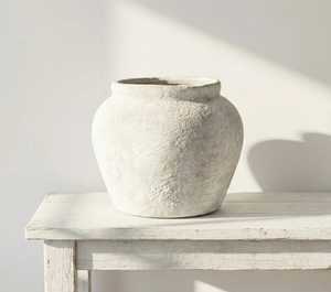 แจกันดอกไม้เซรามิกพอร์ซเลนลายทางทรงกลมทันสมัยสไตล์นอร์ดิก งานแฮนด์เมด พร้อมดอกไม้ประดิษฐ์สำหรับงานแต่งงาน (ตัวอย่างสำหรับใช้) - Product Image 1