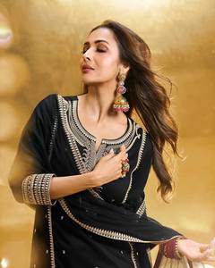 ชุดส่าหรีปักลายทองคำแบบดั้งเดิมของปากีสถาน ดีไซน์หรูหราสำหรับงานแต่งงานและงานเลี้ยง ชุดเดรสสไตล์ชาติพันธุ์ แห้งเร็ว - Product Image 1