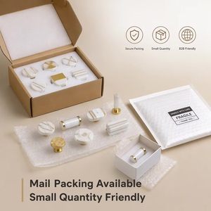 Pomos Modernos Geométricos para Muebles de Mármol Blanco con Detalles en Latón, Ecológicos, Fácil Instalación, Multifuncionales para Cómodas - Product Image 3