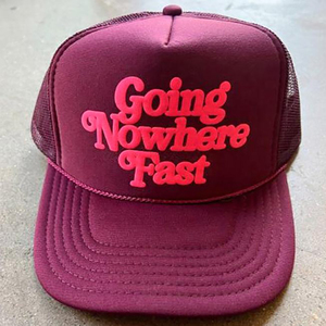 Casquette de camionneur verte avec logo « Going Nowhere Fast » brodé rose, casquette en maille unisexe, style décontracté, ajustement réglable, à porter au printemps et en été - Product Image 3
