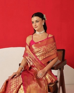 KV Woven <b>Jamdani</b> Silk Blend <b>Saree</b> - Product Image 1