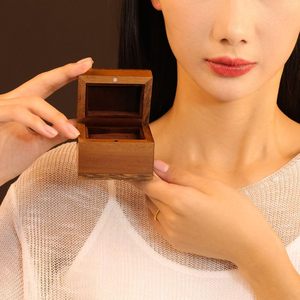 Caja de Anillos de Madera Maciza de Arce de Lujo, Caja de Madera con Acabado Pulido de Arce, Cierre Magnético Oculto, para Bodas - Product Image 3