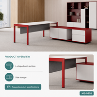 Bureau de direction moderne en forme de L avec armoire de rangement latérale, plateau blanc, cadre rouge et panneau de modestie gris en bois