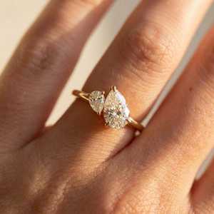 แหวนหมั้นเพชรทรงลูกแพร์ 2.02 กะรัต ผลิตในห้องปฏิบัติการ ดีไซน์ Toi Et Moi แหวนสัญญา ทองคำแท้ 14K ของขวัญแต่งงานสุดหรู ปรับแต่งได้ เครื่องประดับสำหรับงานแต่งงาน - Product Image 4