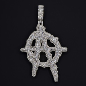 Pendentif Symbole Anarchie Iced Out, Cercle de Diamants de Laboratoire, Breloque Mascotte, Or 10K Véritable, Argent, 2,5 Pouces, Modélisation Volumétrique, Style Hip-Hop - Product Image 1