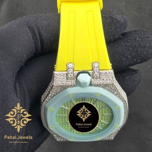 นาฬิกาข้อมือ Pahal Jewels สแตนเลสสตีลหรูหรา ประดับคริสตัลแซฟไฟร์ ควอตซ์ ตัวเรือนทรงแปดเหลี่ยม ขอบเพชร หน้าปัดสีเขียว ดีไซน์เรียบง่าย สีเหลือง - Product Image 4