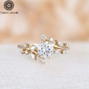 Bague de fiançailles classique pour femme en argent plaqué or 18 carats avec moissanite taille coussin et sertissage à griffes - Product Image 2