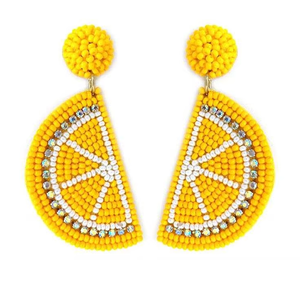 Boucles d'oreilles pendantes faites à la main en forme de marguerite perlée, blanc et vert - Accessoires de mode pour le printemps et l'été, broderie et travaux d'aiguille - Product Image 1